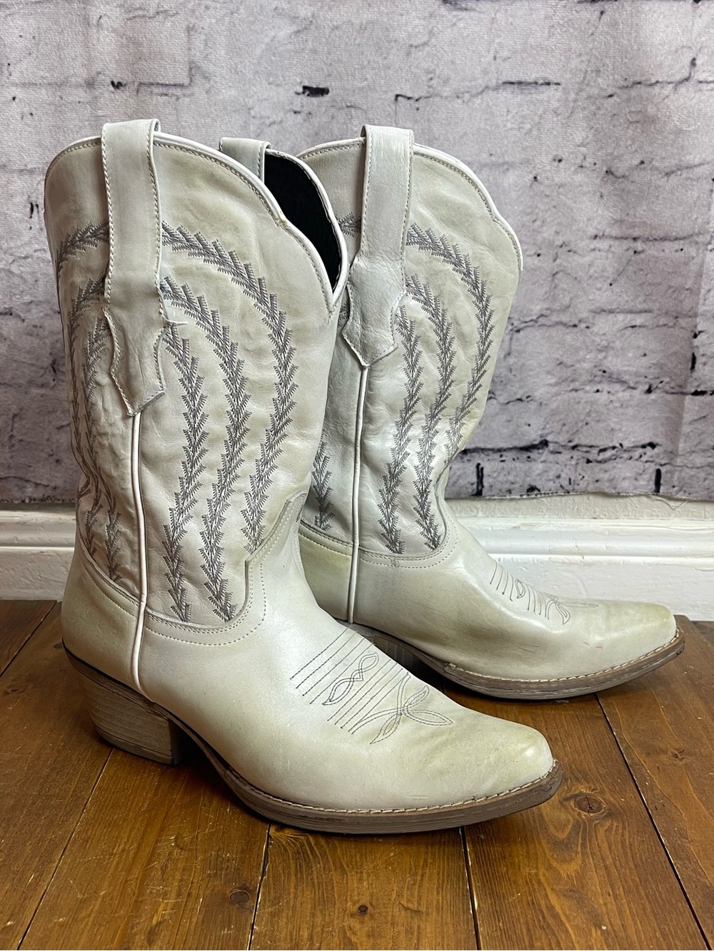 Sterling river boots size 8.5 cream gray cowgirl boots